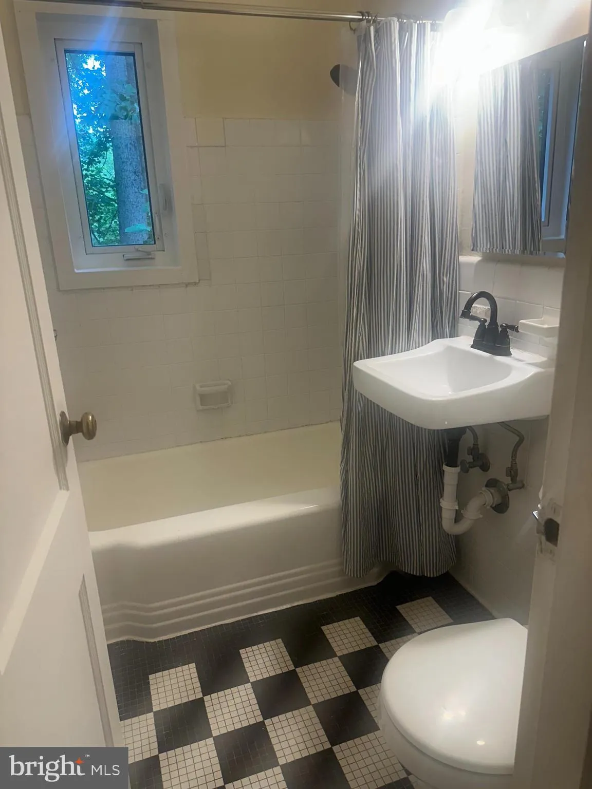 Bethesda, Maryland 20814, United States, 2 Bedrooms Bedrooms, ,1 BathroomBathrooms,Residential,Pending,186411