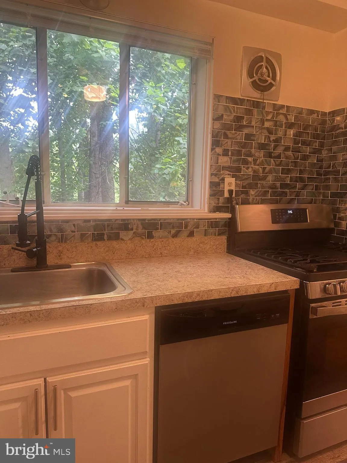 Bethesda, Maryland 20814, United States, 2 Bedrooms Bedrooms, ,1 BathroomBathrooms,Residential,Pending,186411