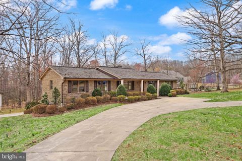 Photo of 3801 Russell Road, WOODBRIDGE, VA 22192 (MLS # VAPW2114200)