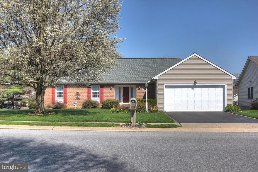 One floor living at its finest in Woods Edge.  Spacious and open layout.  Large Kitchen w/ ceramic tile backsplash, dbl ovens, island & eat-in area. Formal dining room & great room w/crown moulding.  Convenient 1st floor laundry room.  Spacious Master Suite w/ WIC, private bath & 2 additional bedrooms & full bathroom. Ceiling fans throughout. Large Screened-in porch.  Finished lower level with additional storage. Fantastic Location.