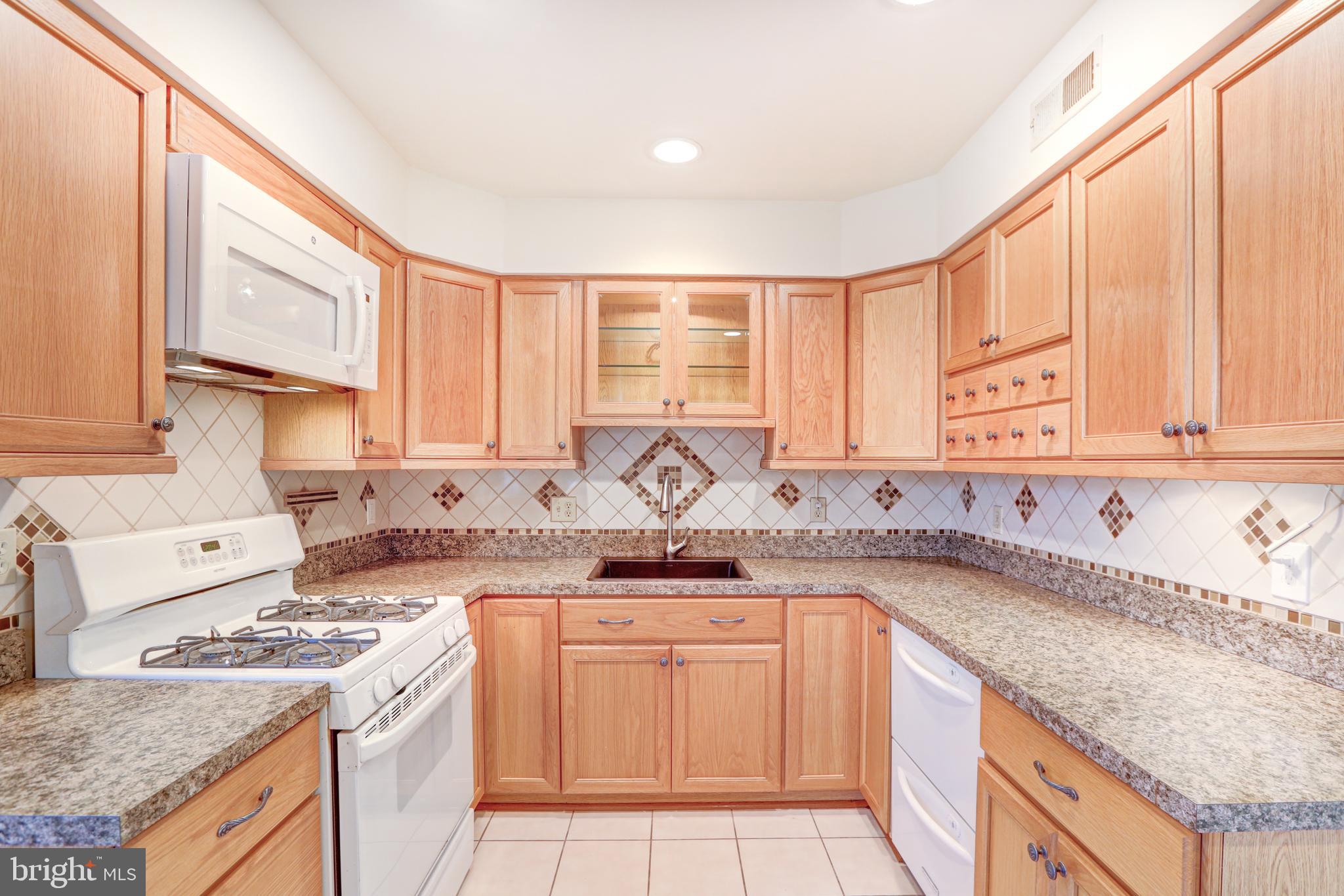 COUNTRY PLACE - Residential