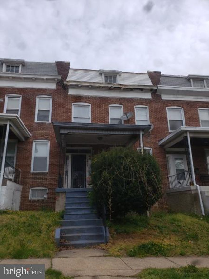 Being sold as is and subject to third party approval. Needs renovation. No offers will be accepted until 15 DOM. All offers must be in wet signatures, any offers in electronic signatures will not be reviewed or considered.