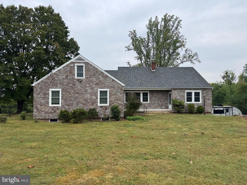 Photo of 2381 Lincoln Way West, CHAMBERSBURG, PA 17202 (MLS # PAFL2030276)
