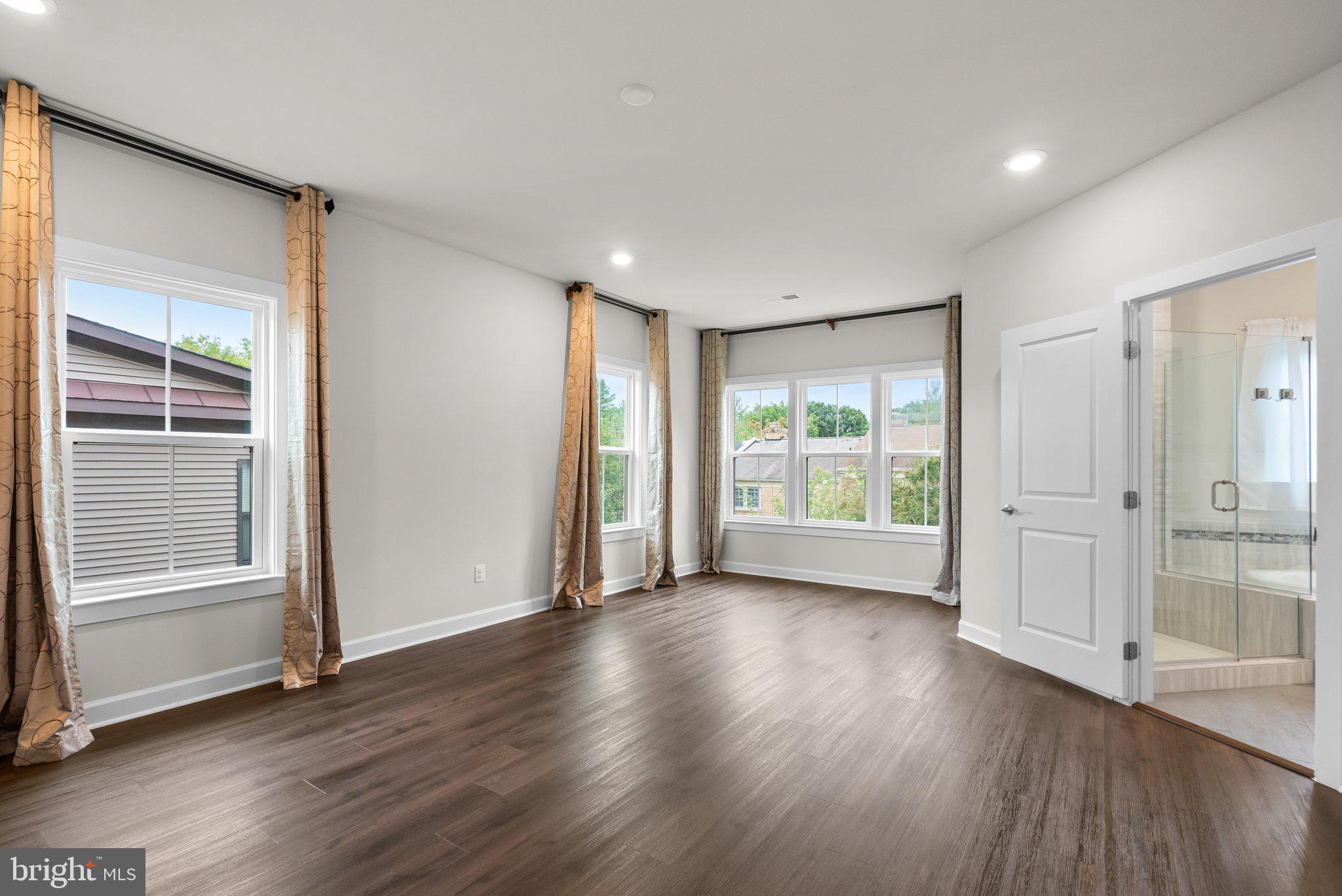 METRO ROW - Residential Lease