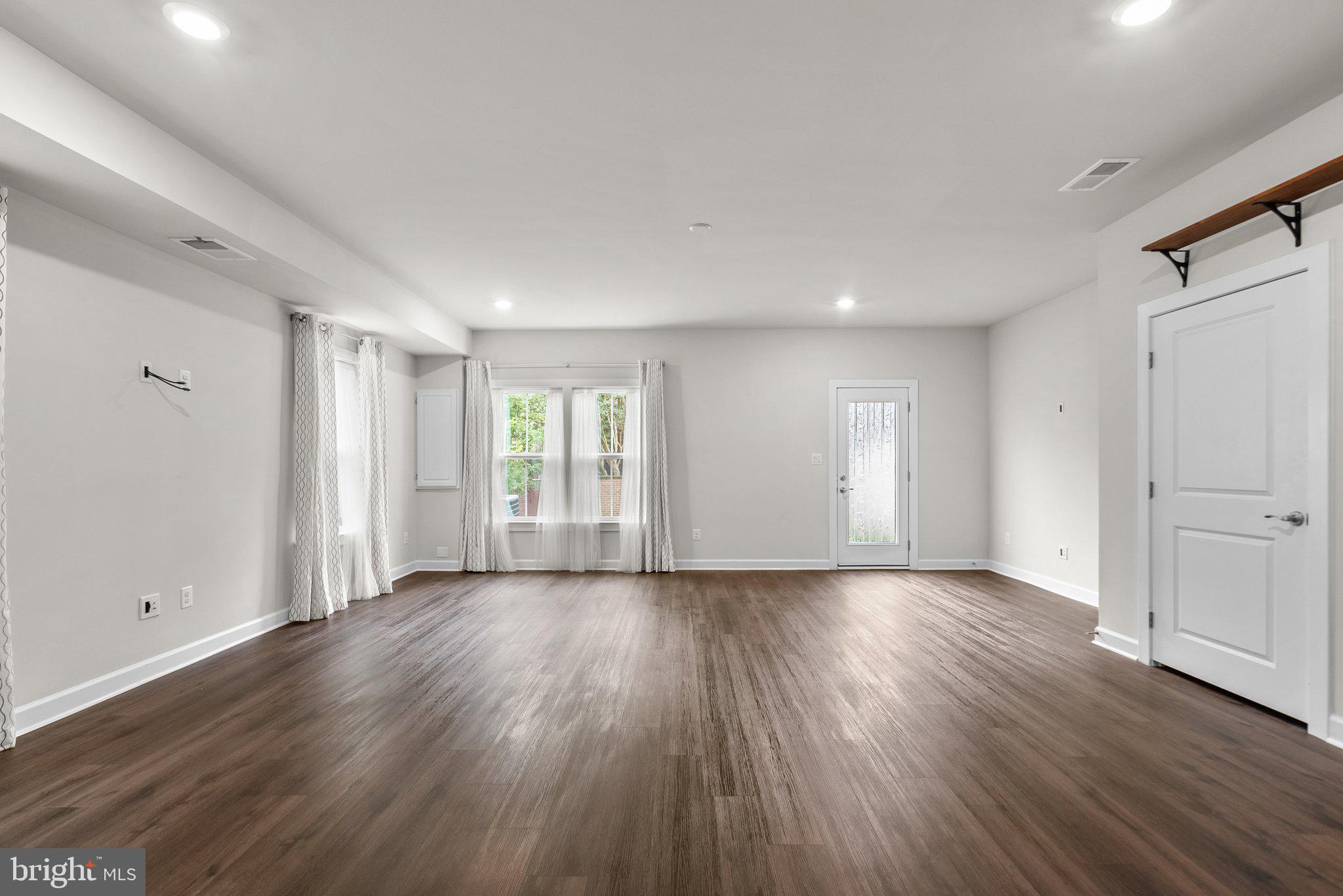 METRO ROW - Residential Lease