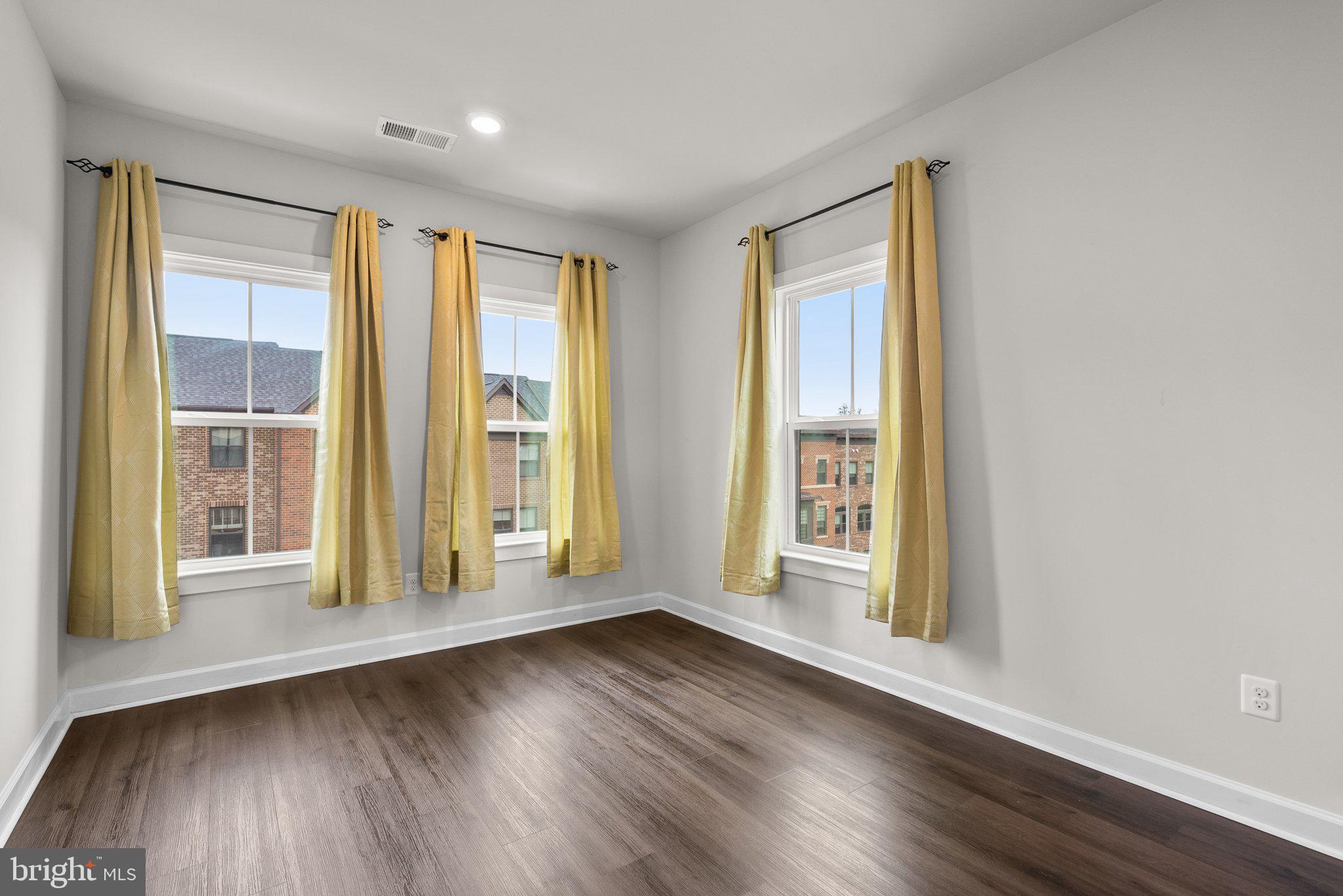 METRO ROW - Residential Lease