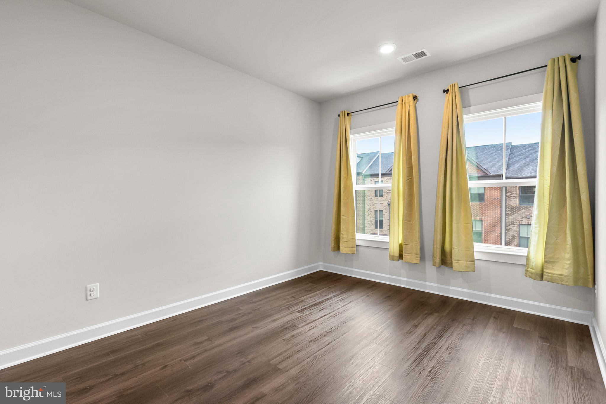 METRO ROW - Residential Lease