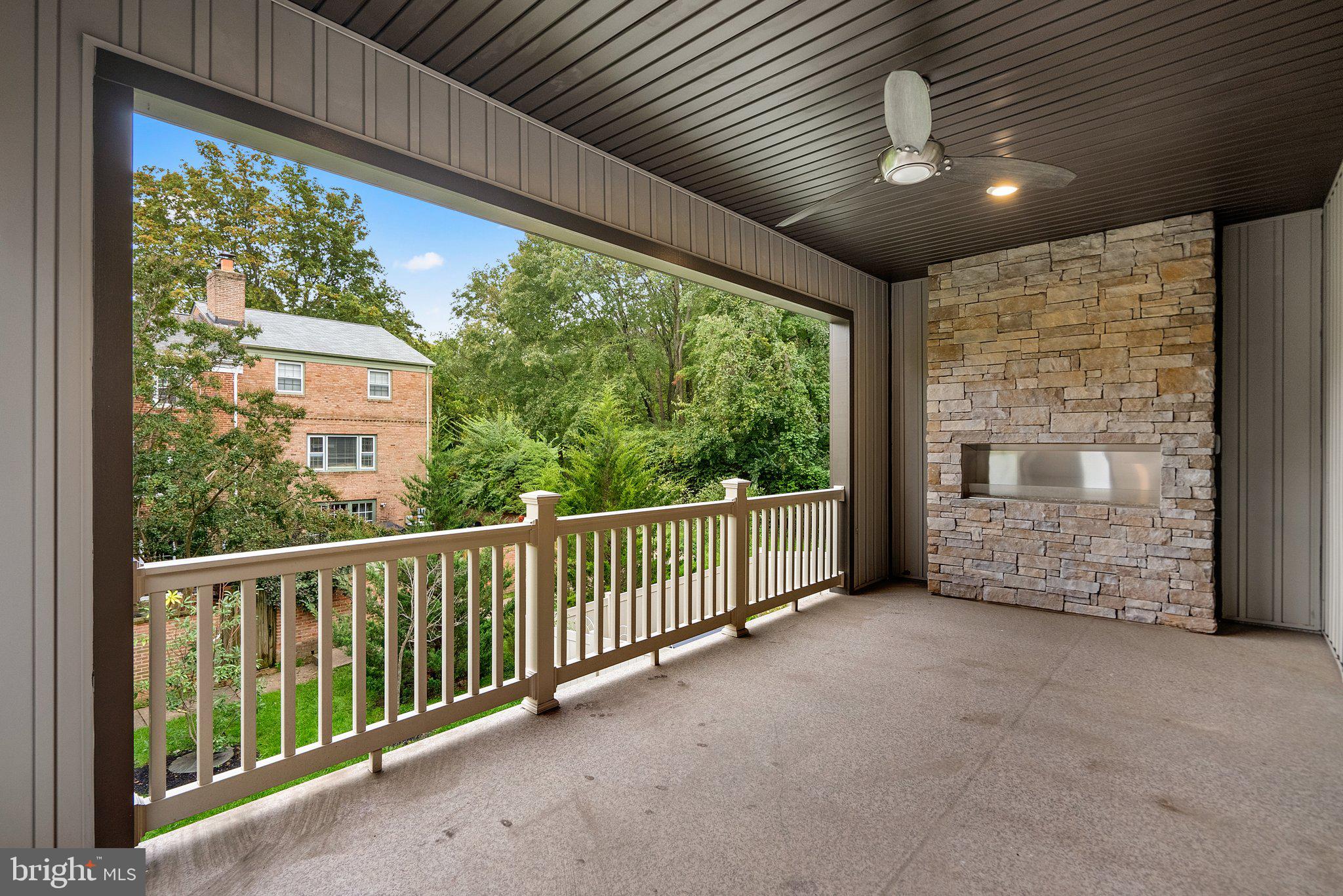 METRO ROW - Residential Lease