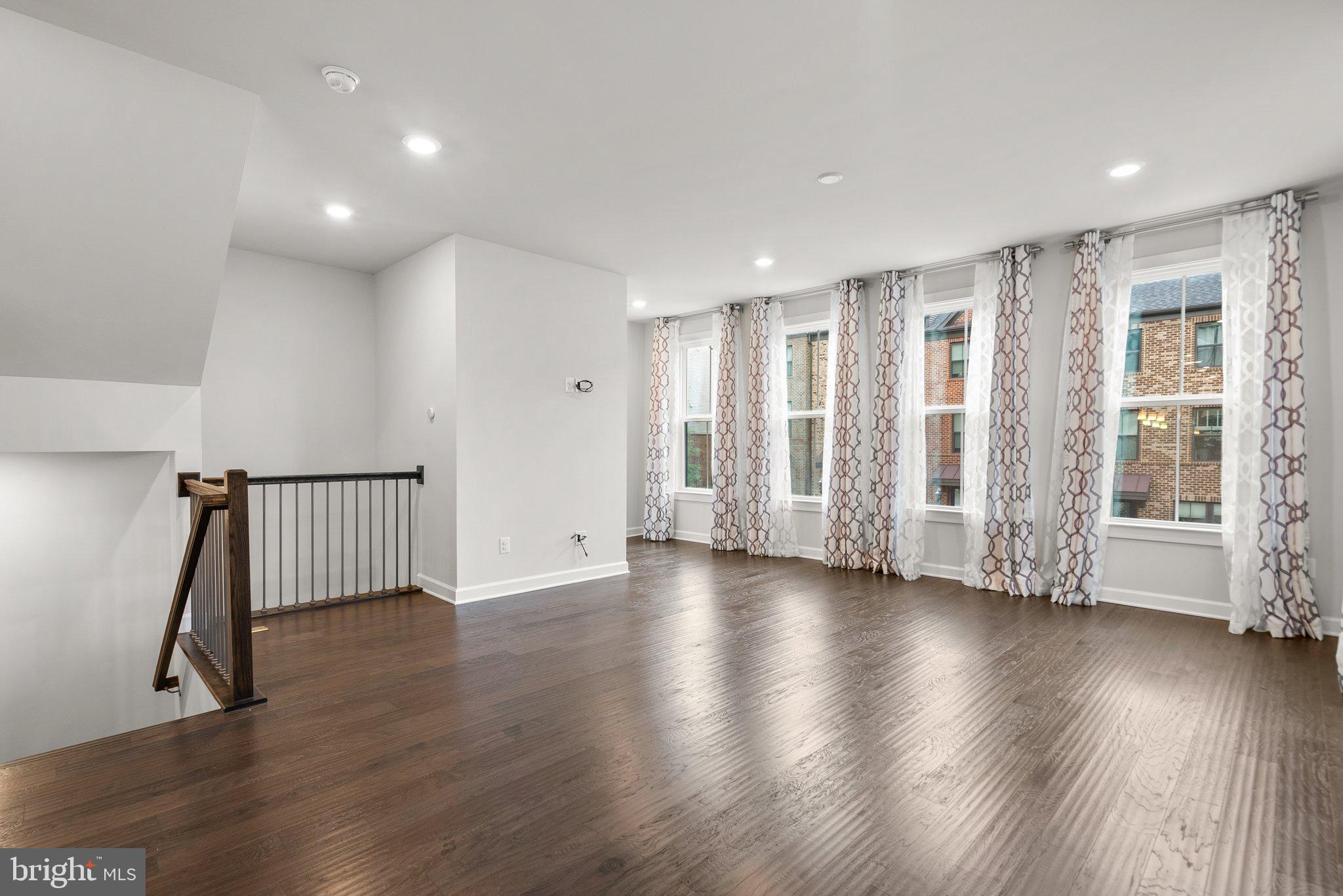 METRO ROW - Residential Lease