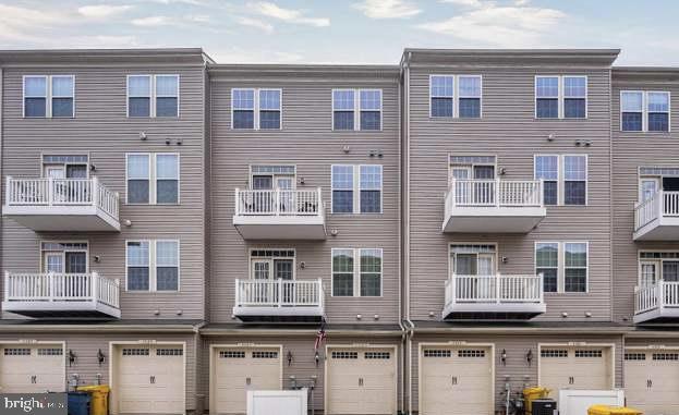 TOWN CENTER COMMONS - Residential Lease