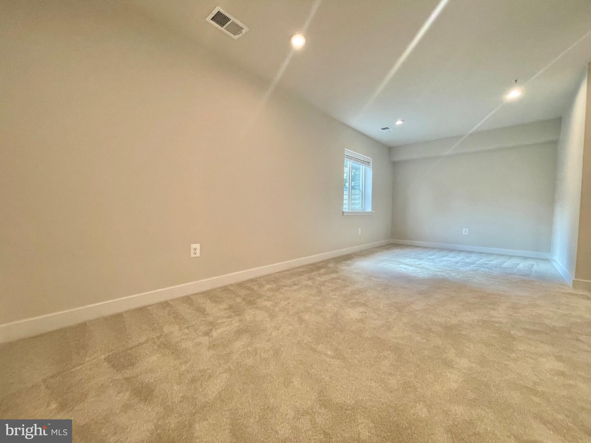 MONTGOMERY VILLAGE - Residential Lease