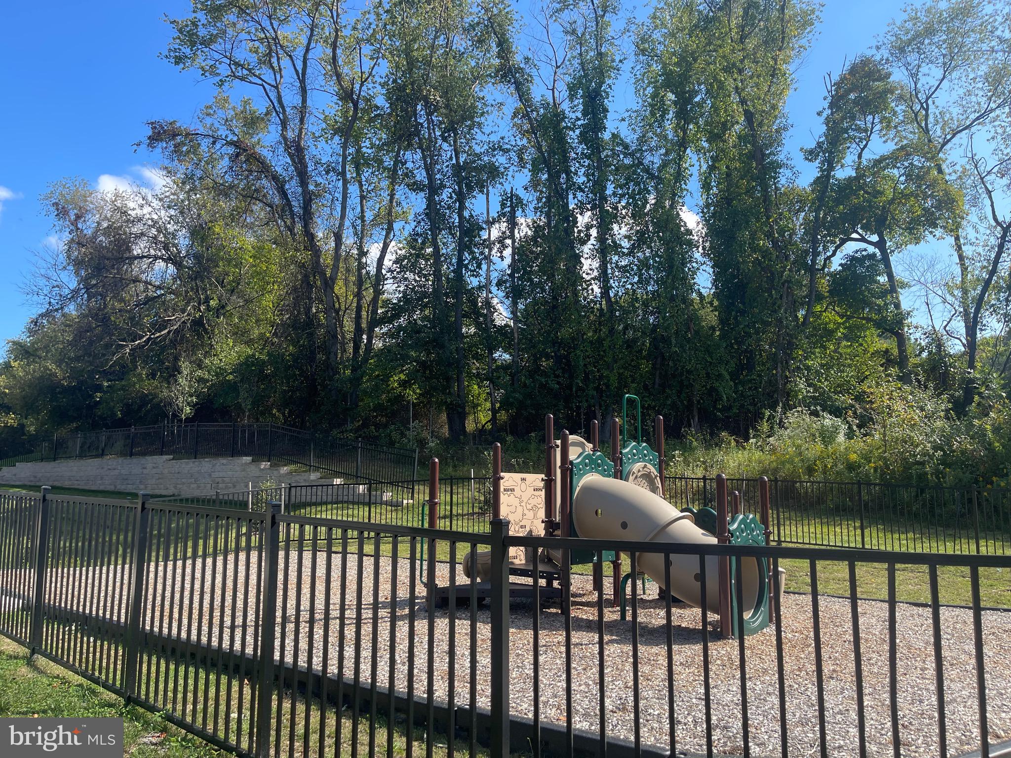 MONTGOMERY VILLAGE - Residential Lease