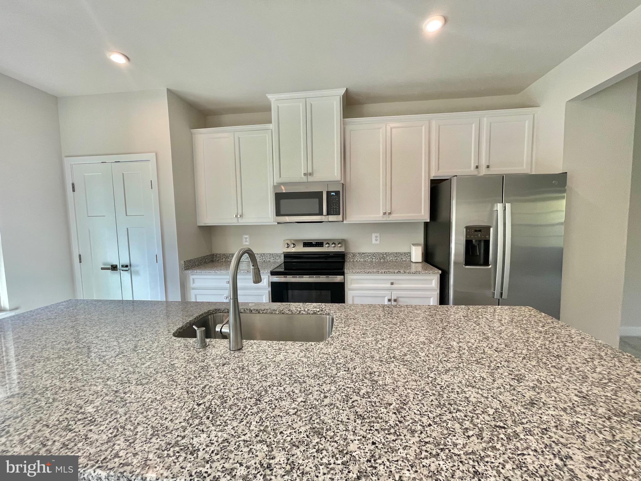 MONTGOMERY VILLAGE - Residential Lease