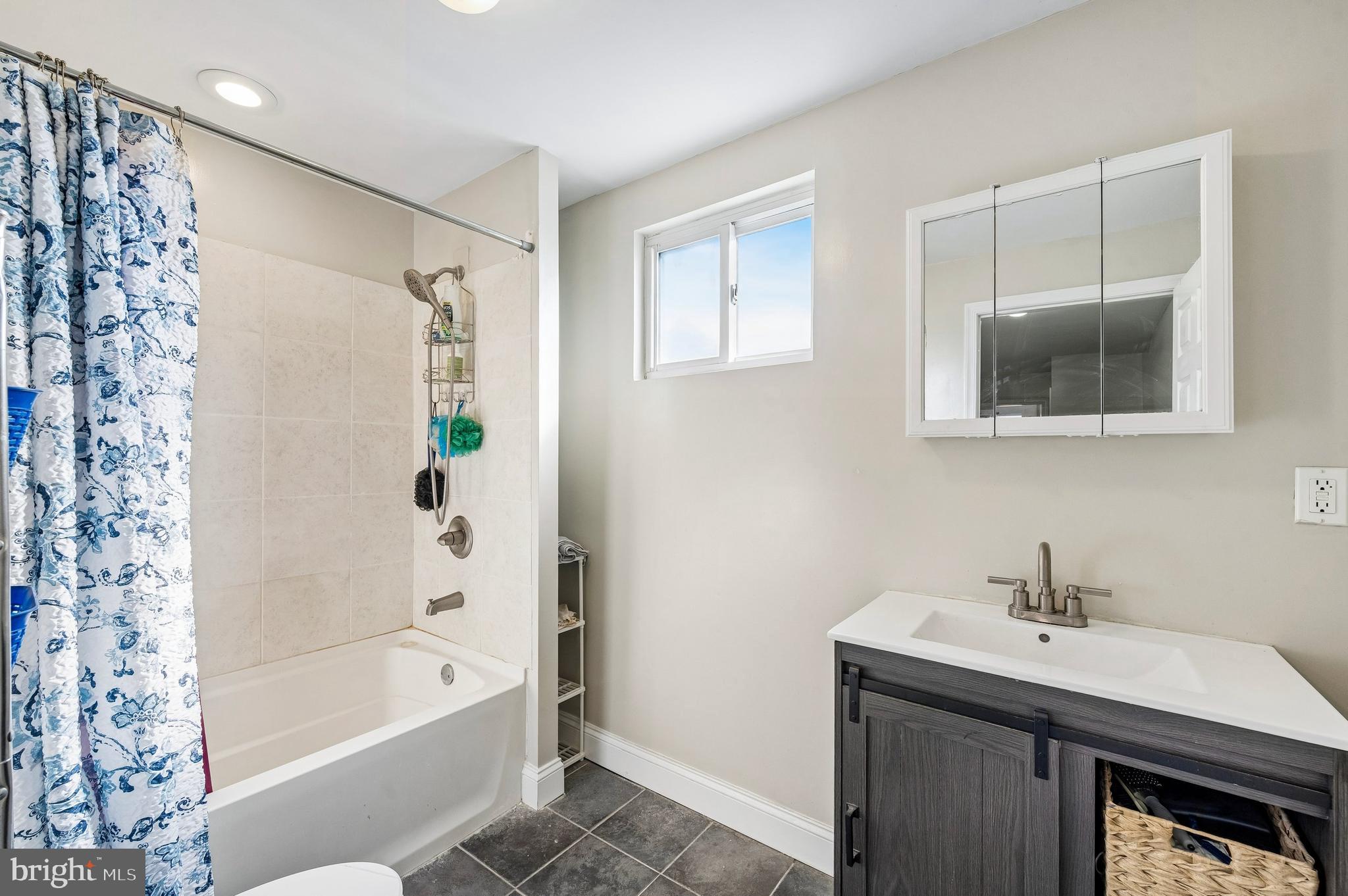 GIRARD ESTATES - Residential