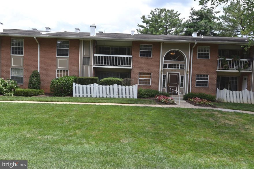 Great Location, 1 bedroom,1 full bathroom, plenty natural light, nice overlooking  balcony view ,ample closet spaces, new carpet, new paint, just minutes from 495/ Route 66, Tysons Malls, less than 1 mile to McLean metro. stackable washer/dryer, grill/ picnic area