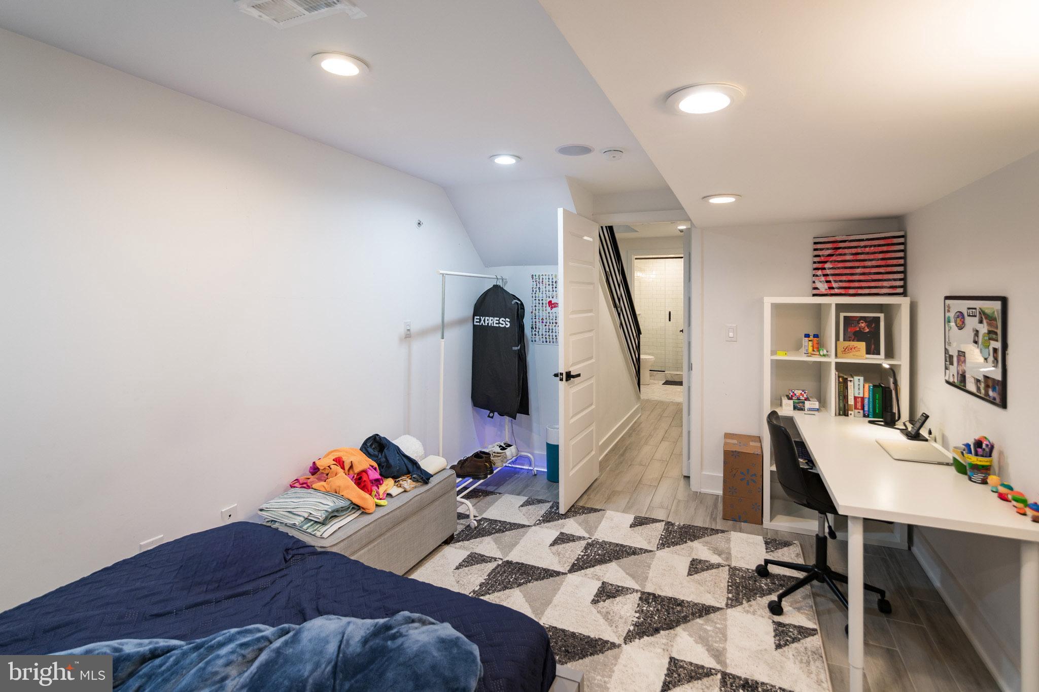 POINT BREEZE - Residential Lease