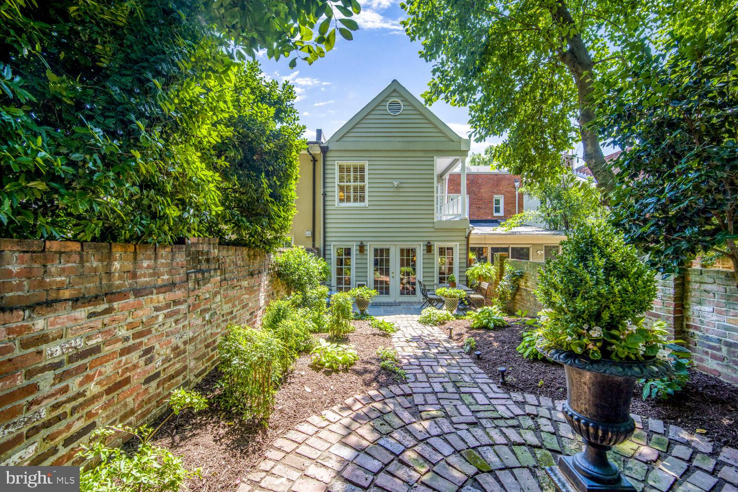 YATES GARDENS - Residential