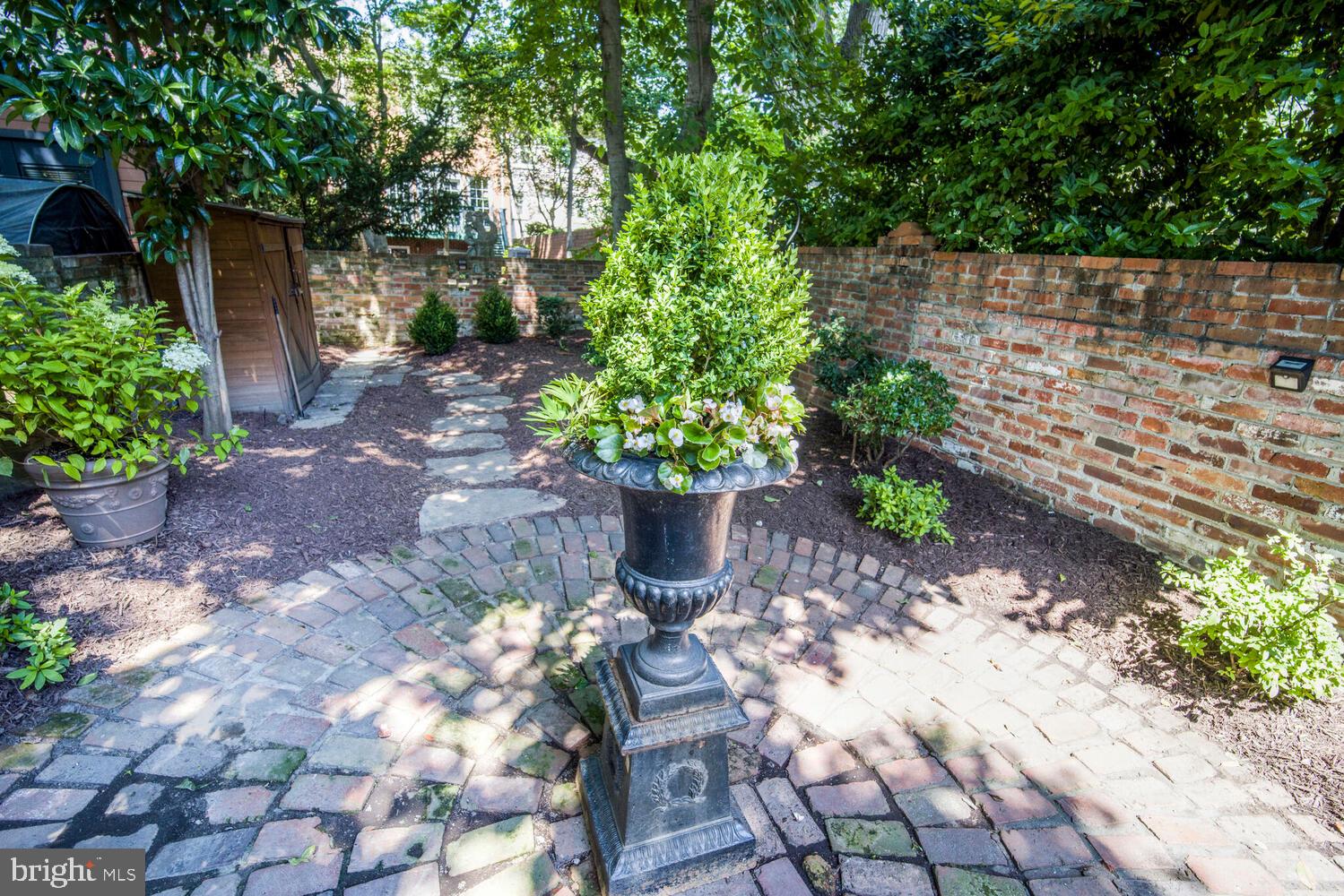 YATES GARDENS - Residential