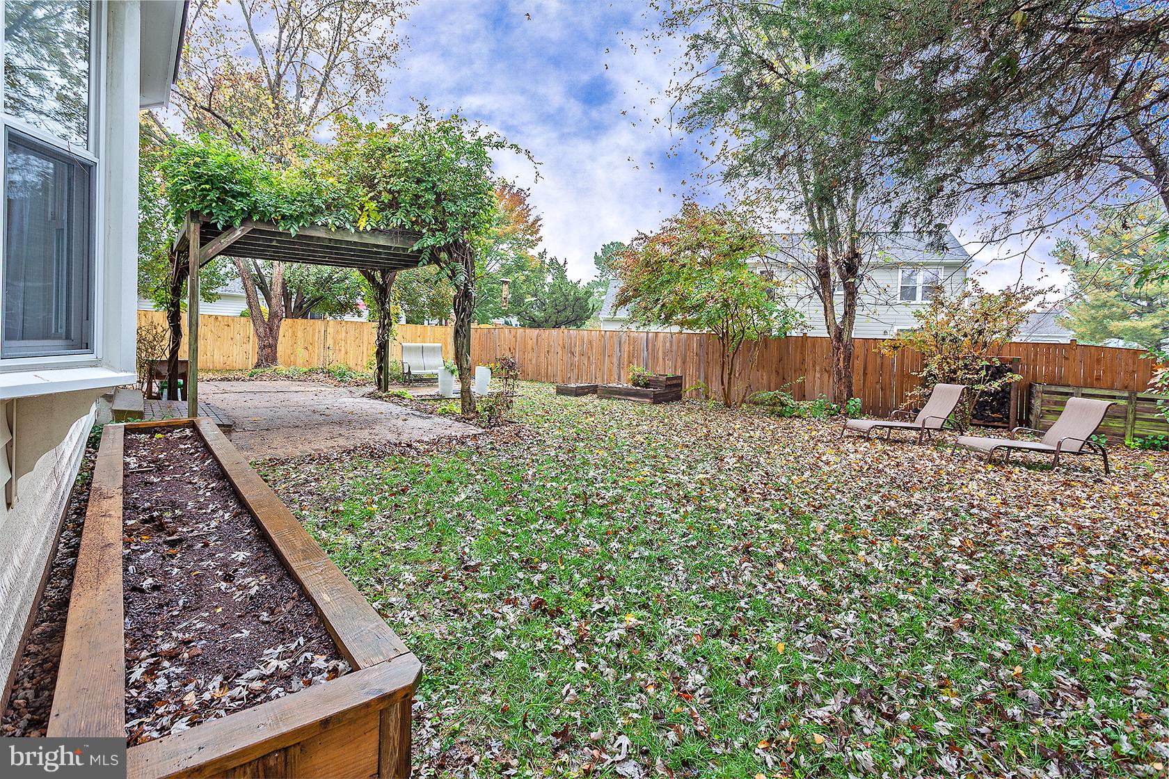 COUNTRY CLUB MANOR - Residential