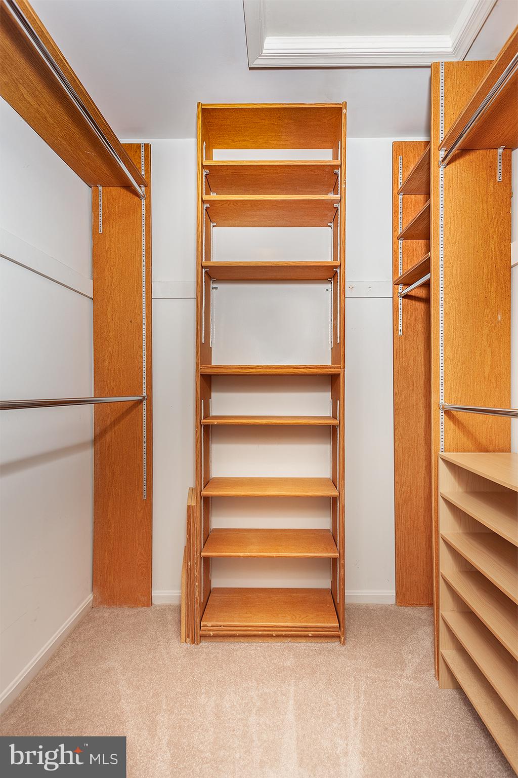 COUNTRY CLUB MANOR - Residential