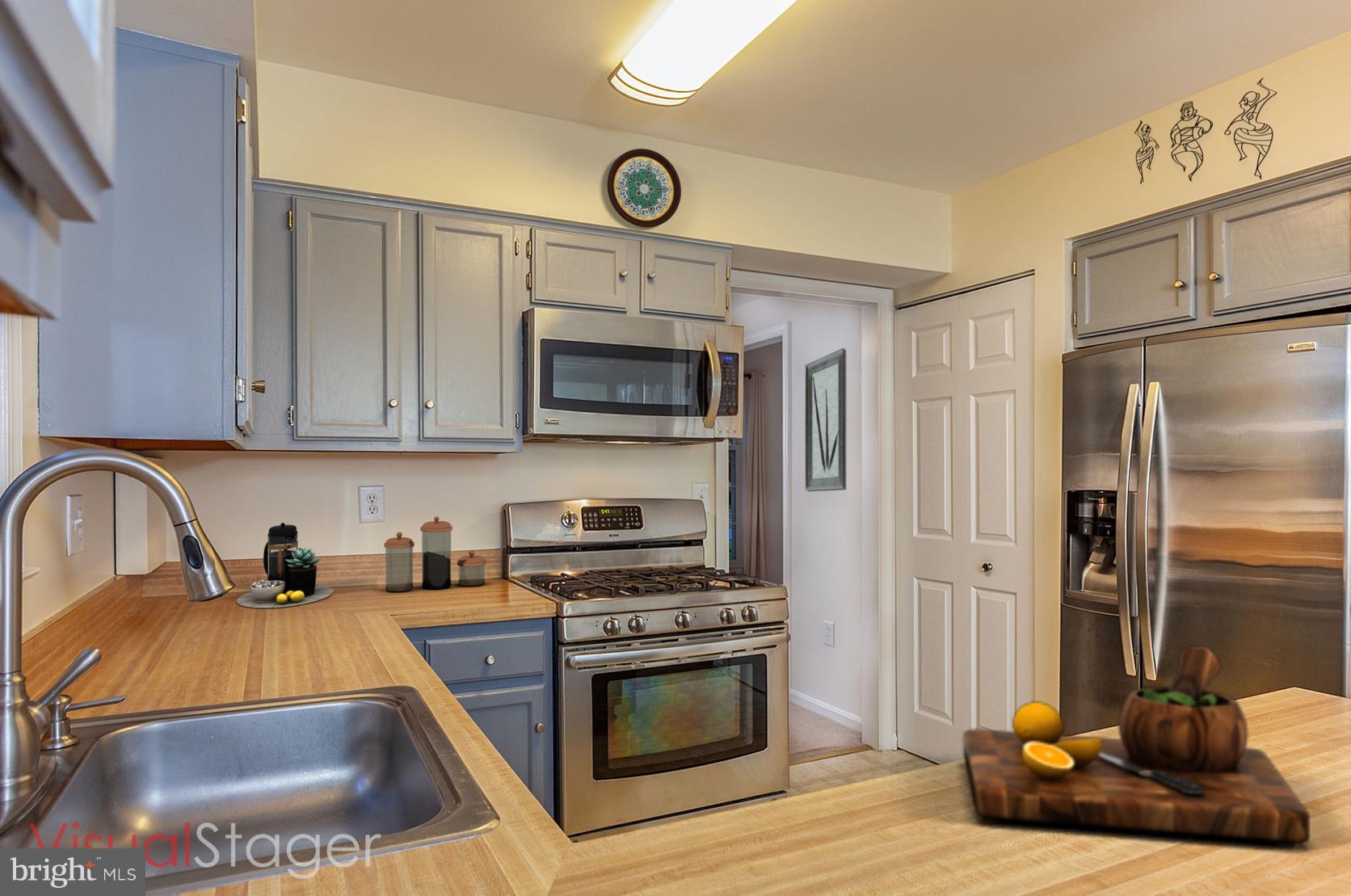 COUNTRY CLUB MANOR - Residential