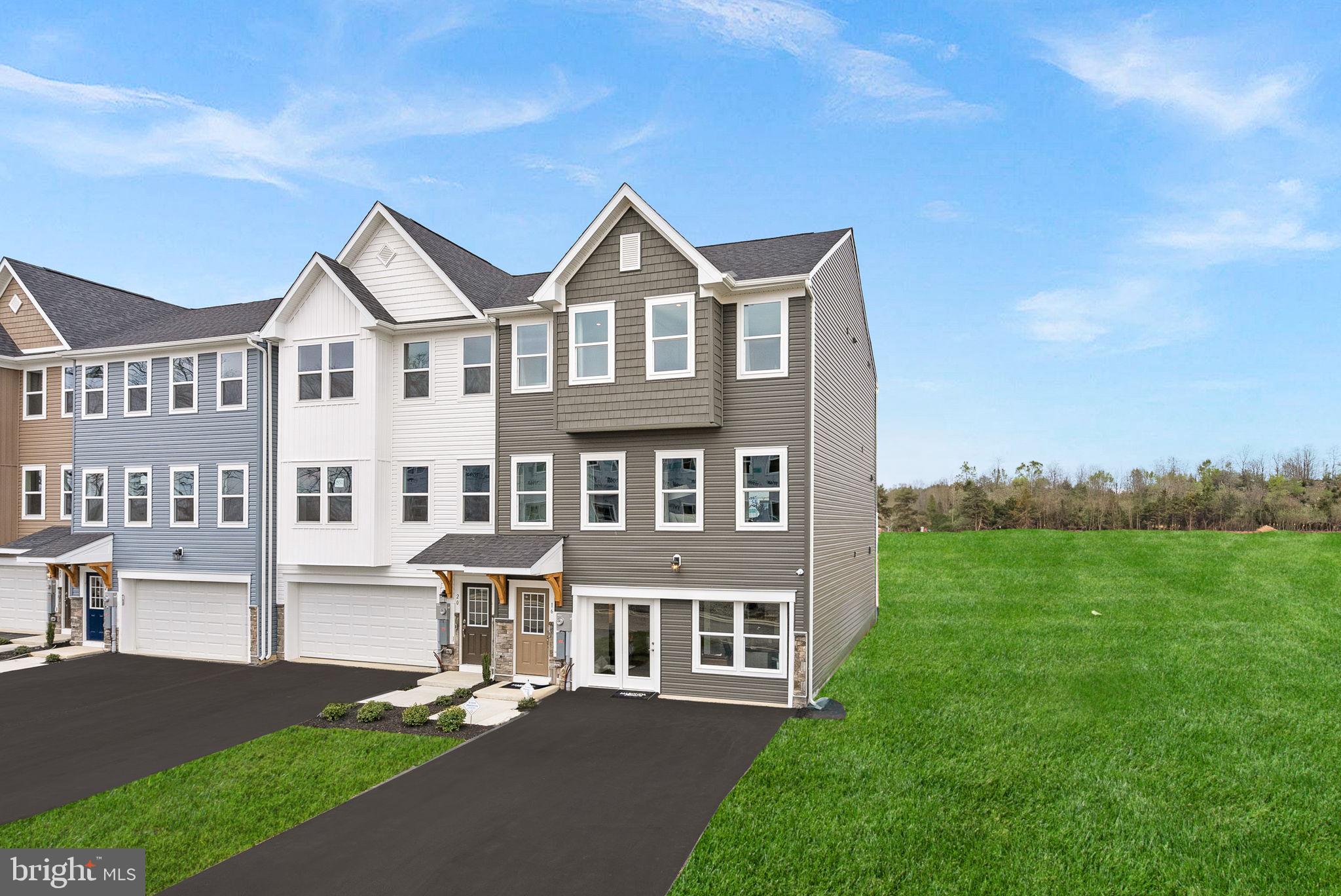 25 LYRIQ COURT