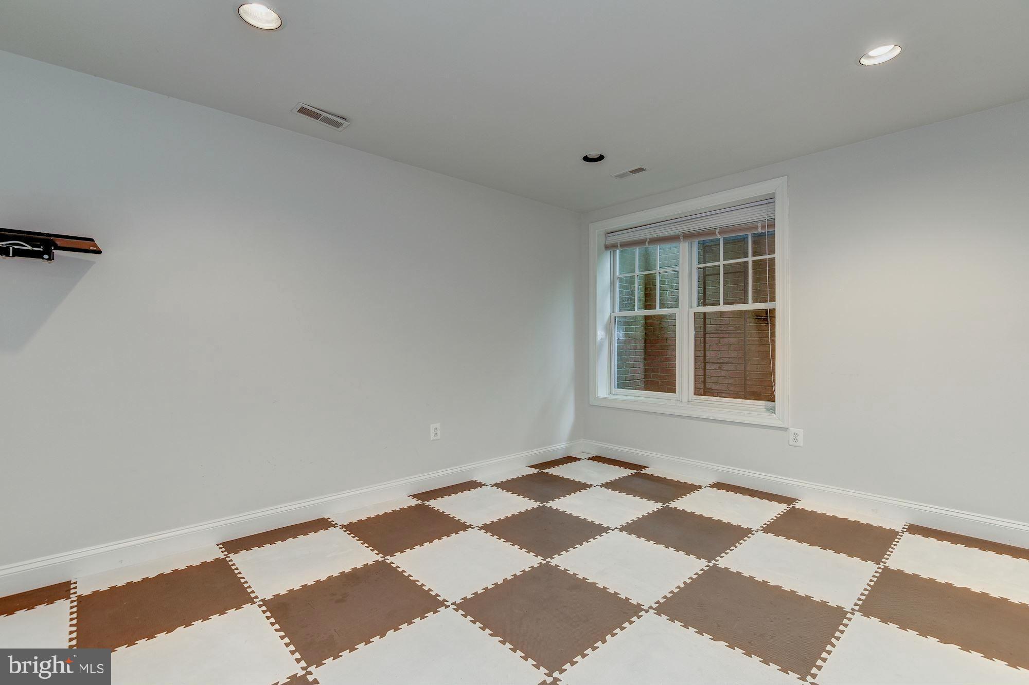 GREENWICH FOREST - Residential