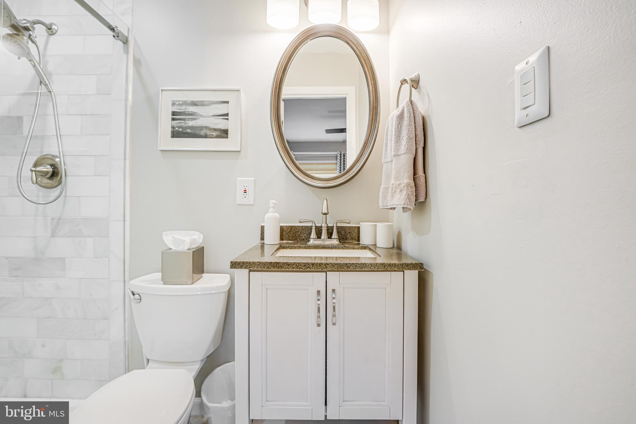 LONDON TOWNE - Residential