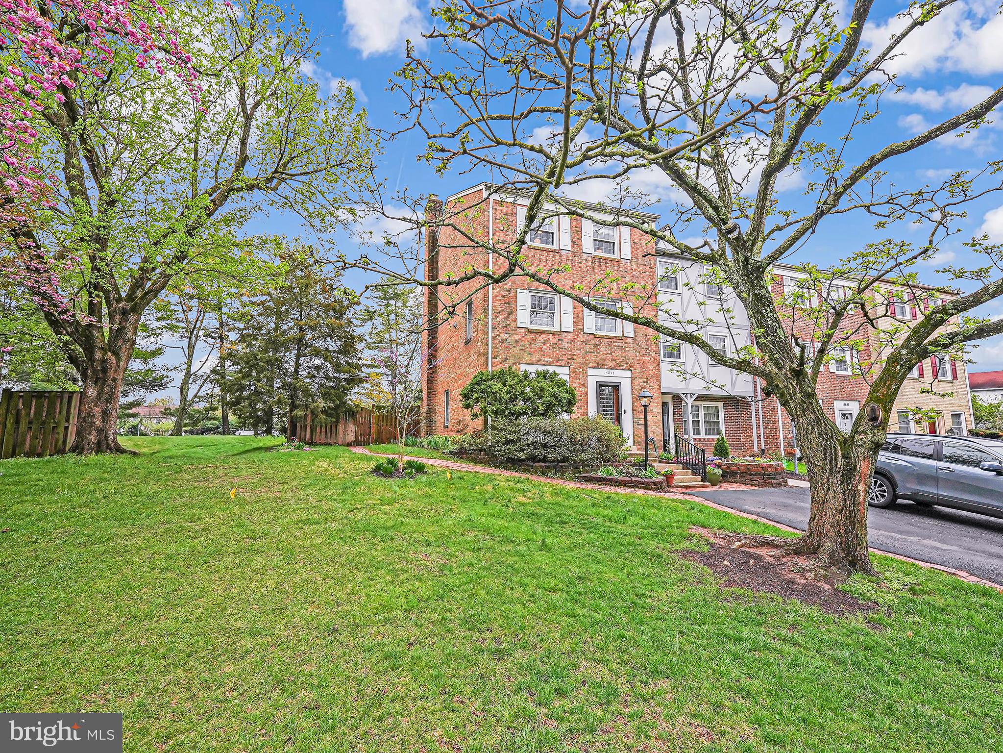 LONDON TOWNE - Residential