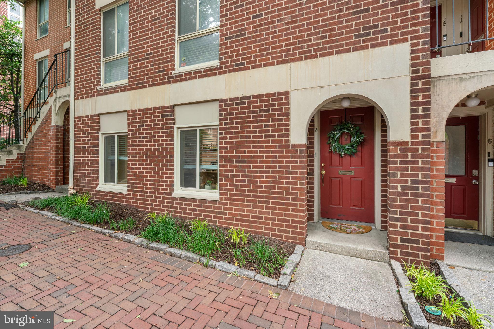 8 W LEE STREET W R69
