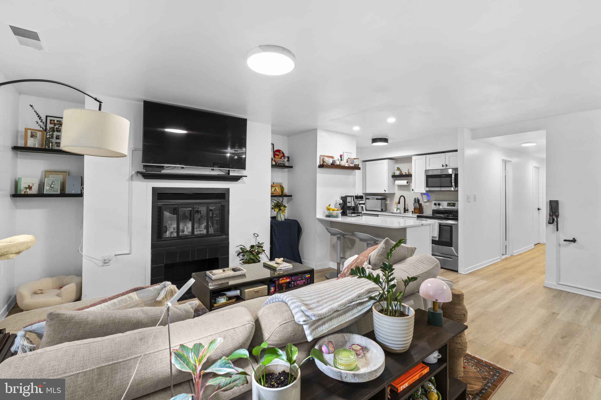 8 W LEE STREET W R69