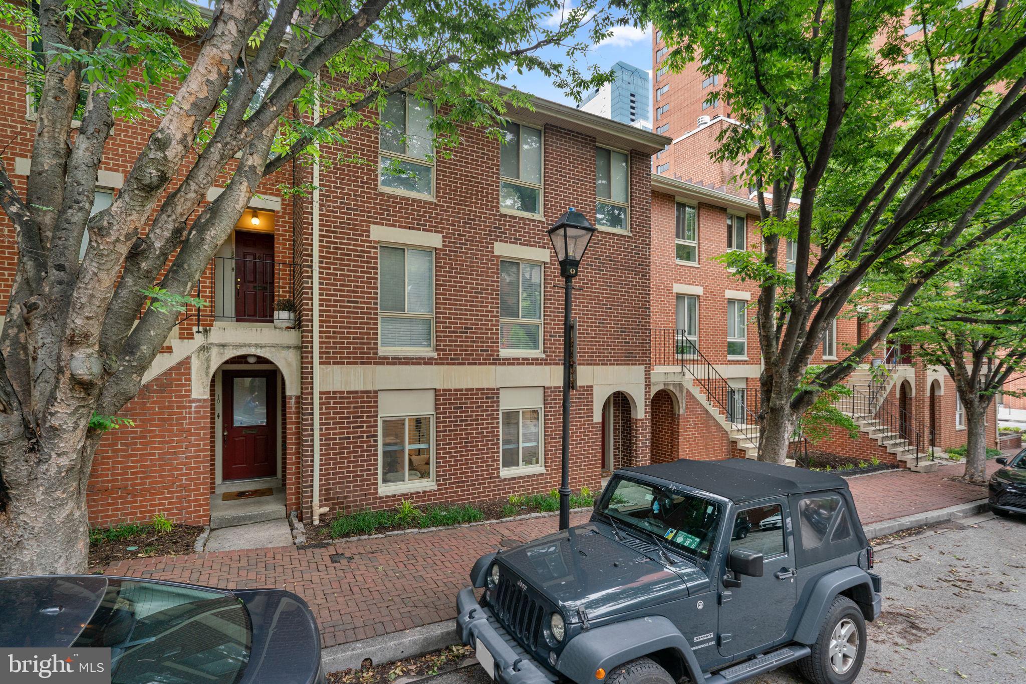 8 W LEE STREET W R69
