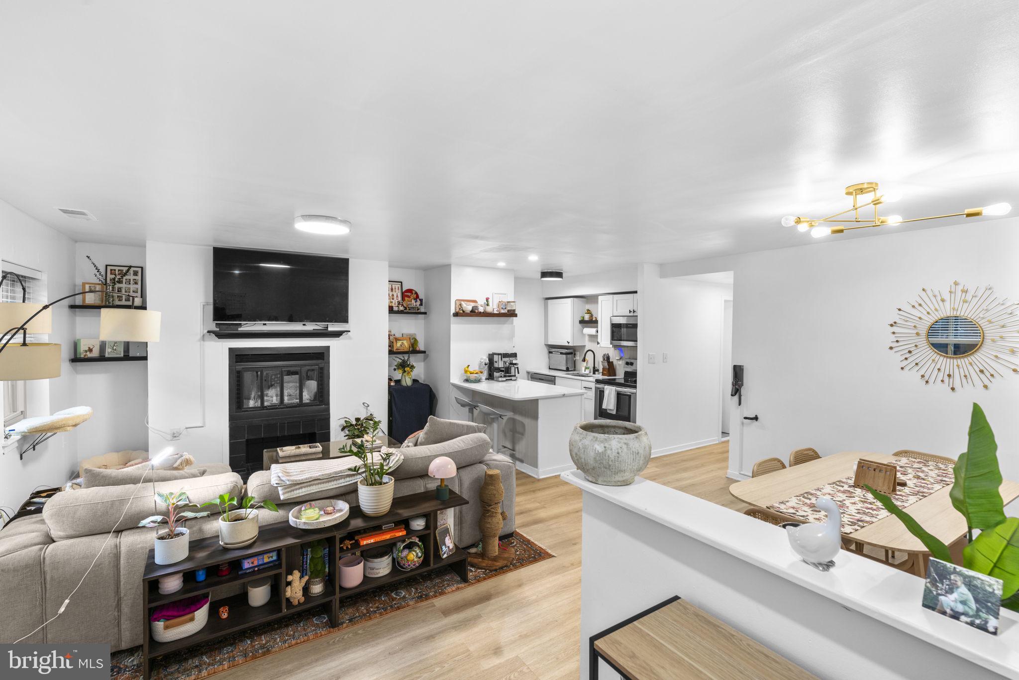 8 W LEE STREET W R69