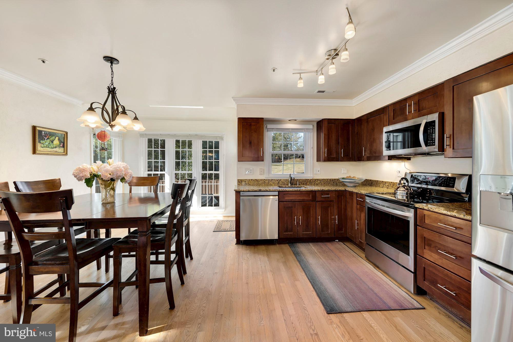 HOLLY POINTE - Residential