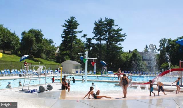 HOLLY POINTE - Residential