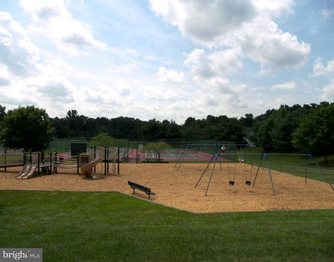 HOLLY POINTE - Residential