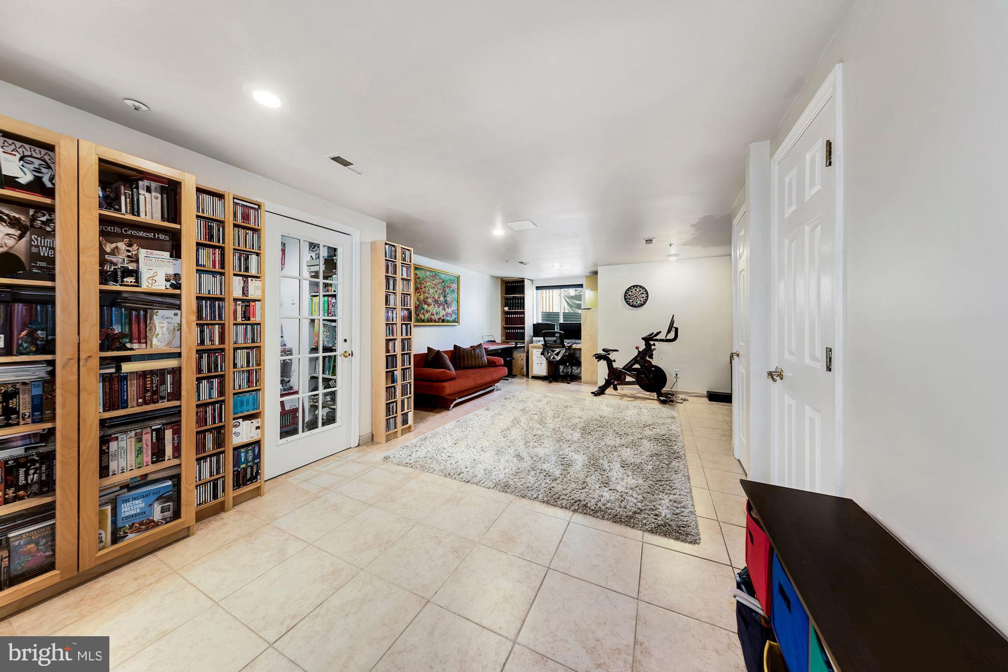 HOLLY POINTE - Residential