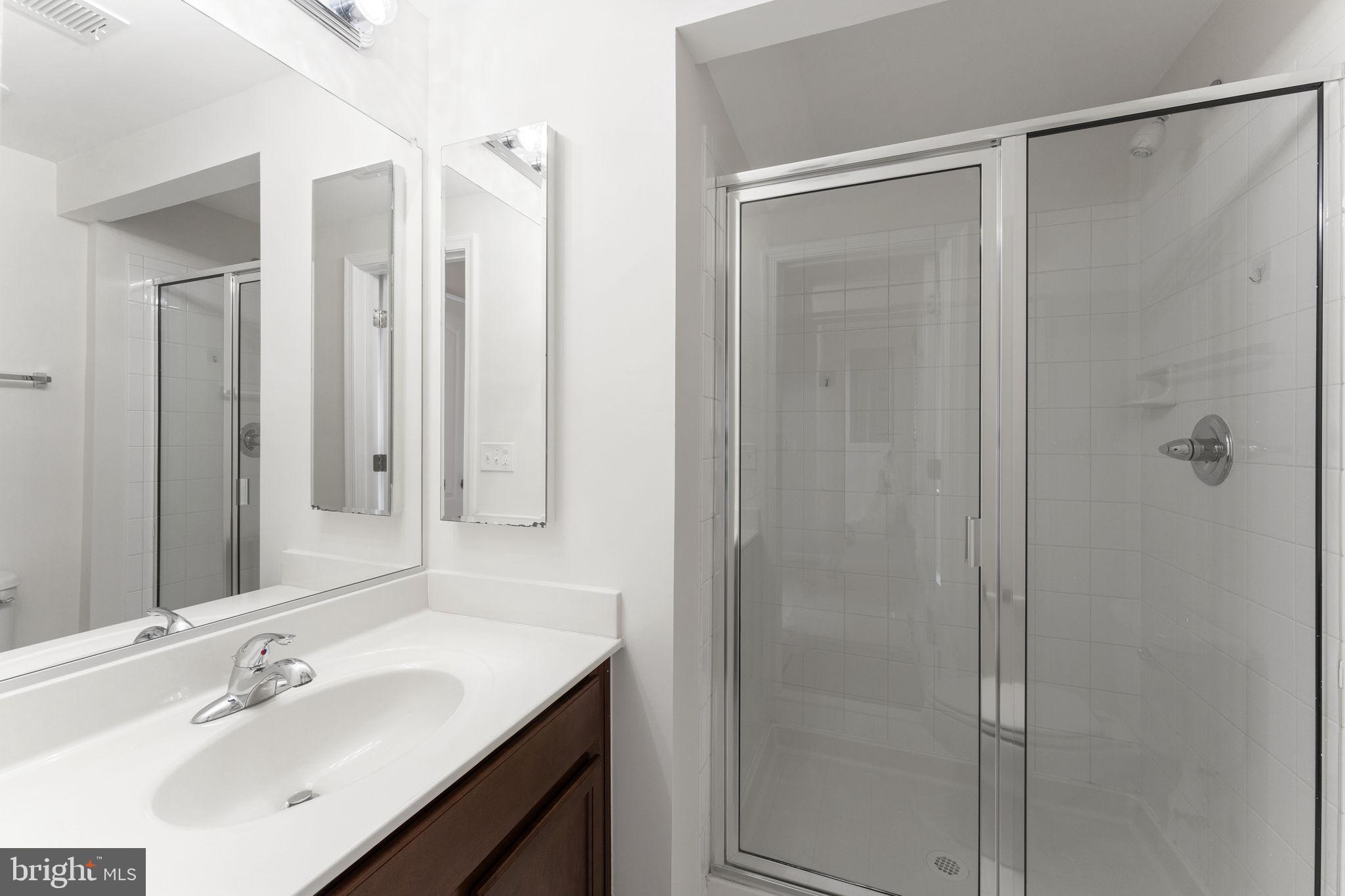 SIGNATURE AT BROADLANDS - Residential Lease