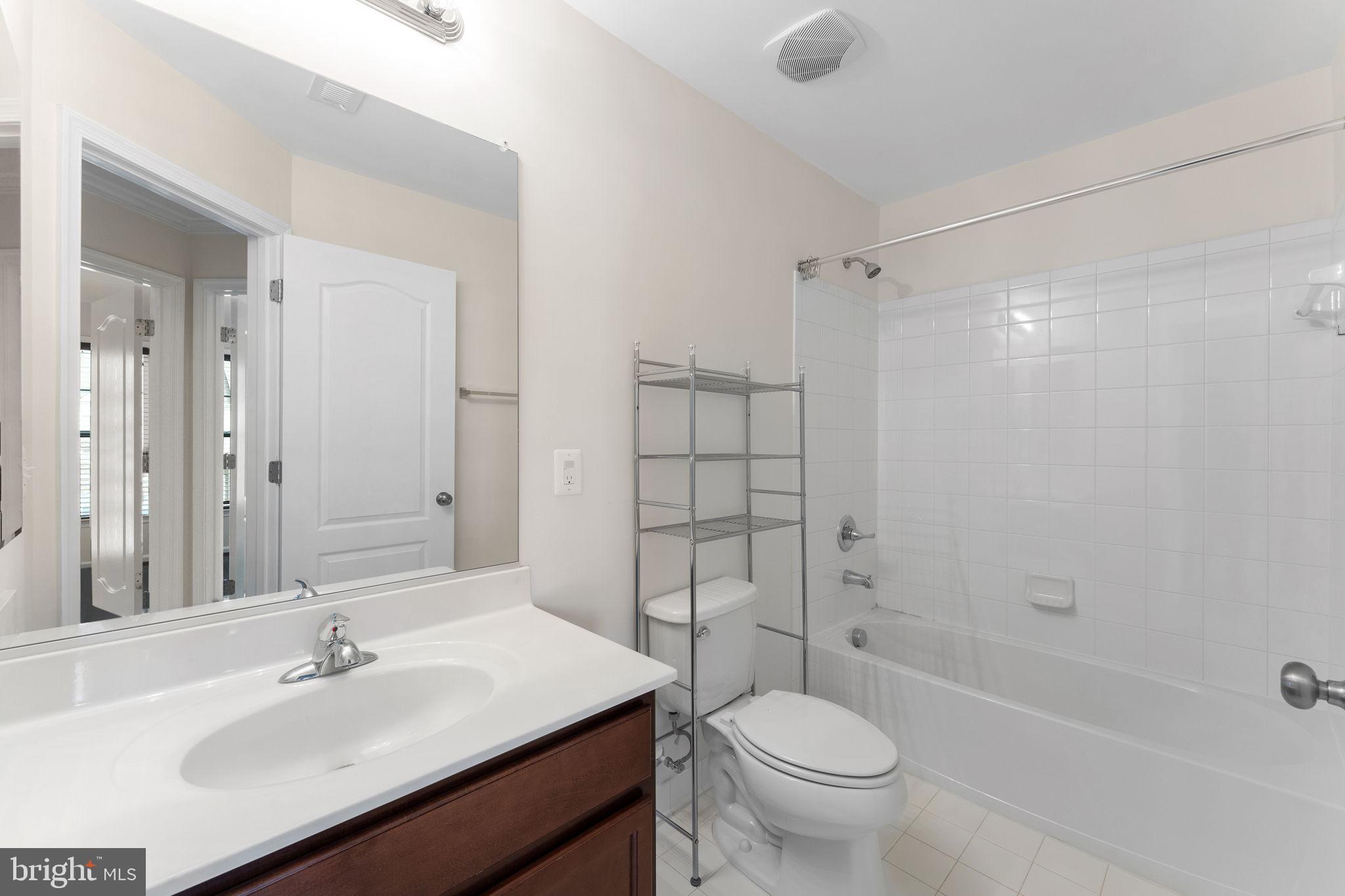 SIGNATURE AT BROADLANDS - Residential Lease