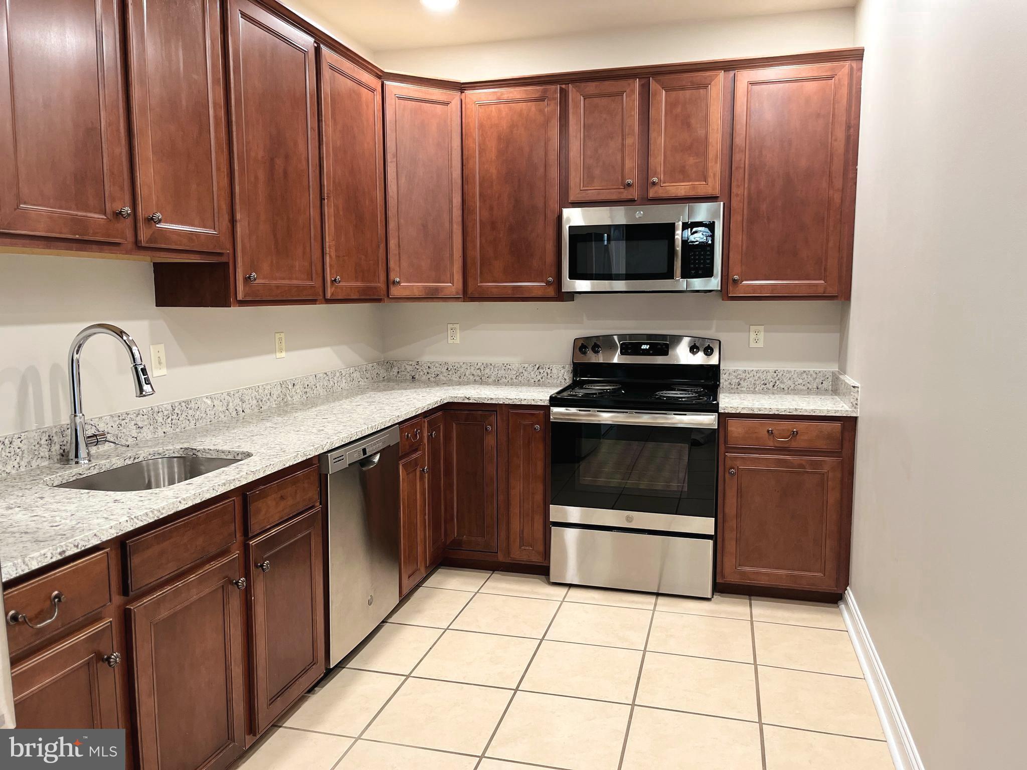 ROSE HILL ESTATES - Residential Lease