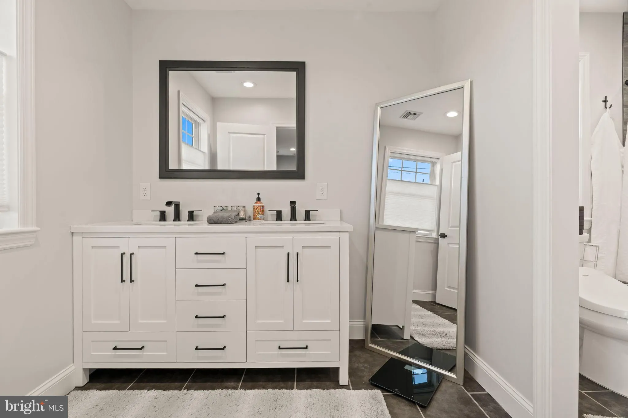 Haddon Township, New Jersey 08108, United States, 3 Bedrooms Bedrooms, ,3 BathroomsBathrooms,Residential,Contingent,253444