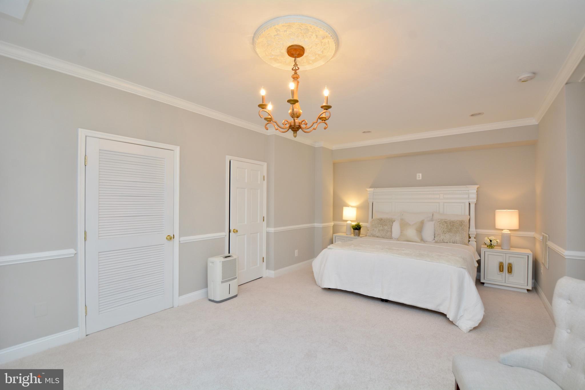 HOLMES RUN HEIGHTS - Residential