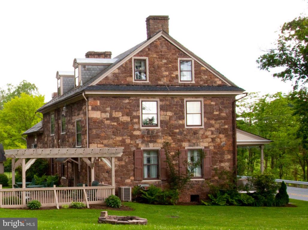 BRICKERVILLE - Residential Income