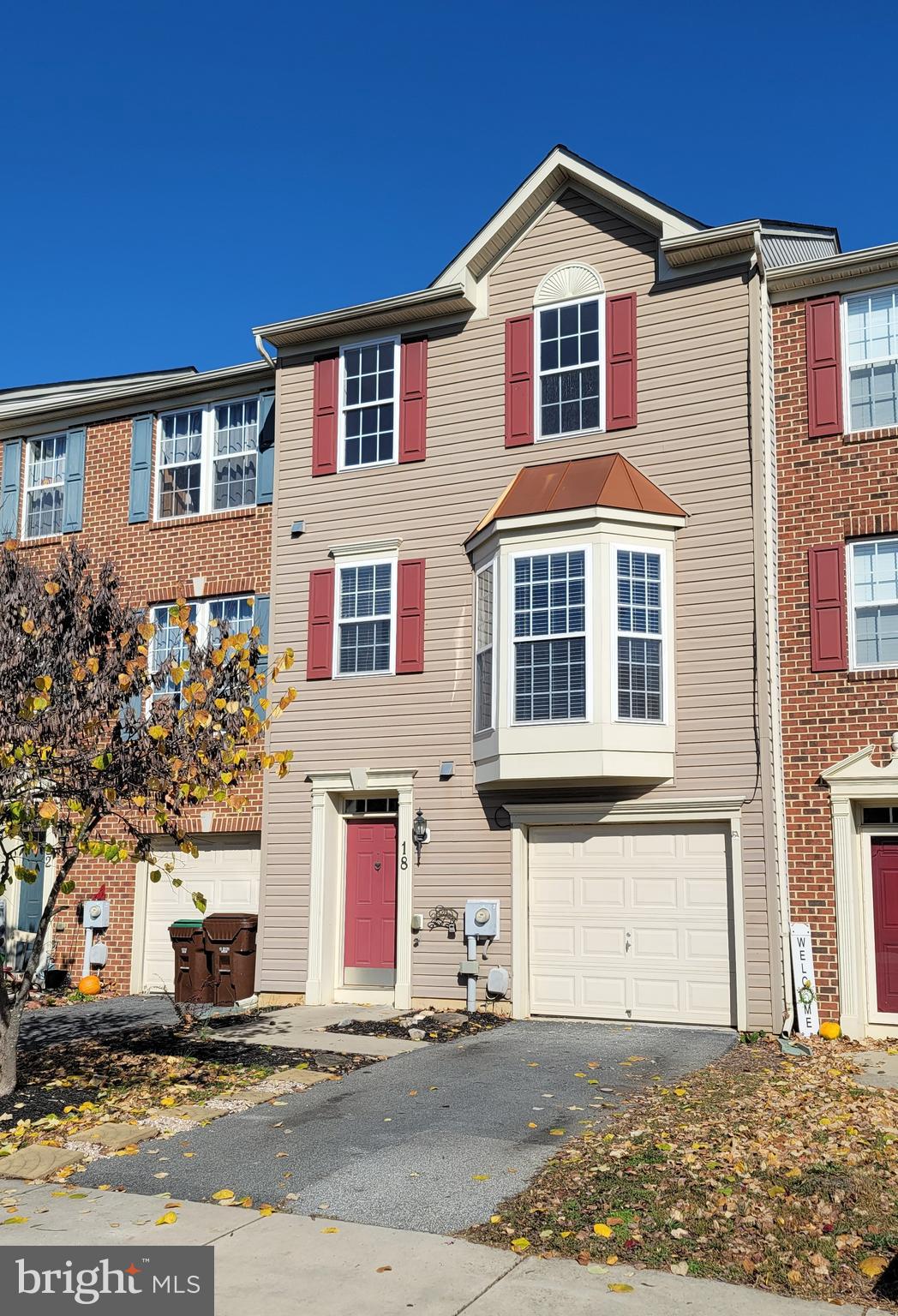 Must see townhouse located in Brookfield!! Property has open floor plan with new flooring and paint throughout. Plus 3 bedrooms and 2.5 baths including large master suite w/ walk in closet, dual vanity, tub & shower, 3 finished levels & 1 car attached garage. Pets are negotiable & case by case. Agent/Owner. Potomac River access