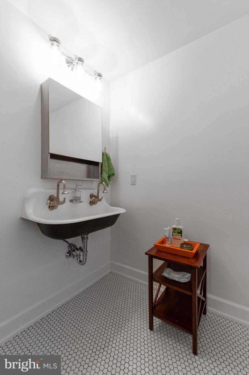 COLONIAL VILLAGE - Residential