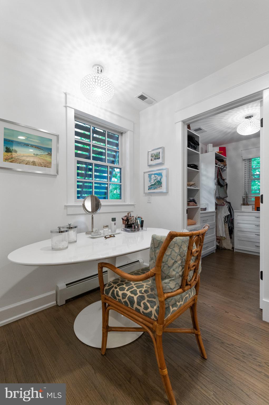 COLONIAL VILLAGE - Residential