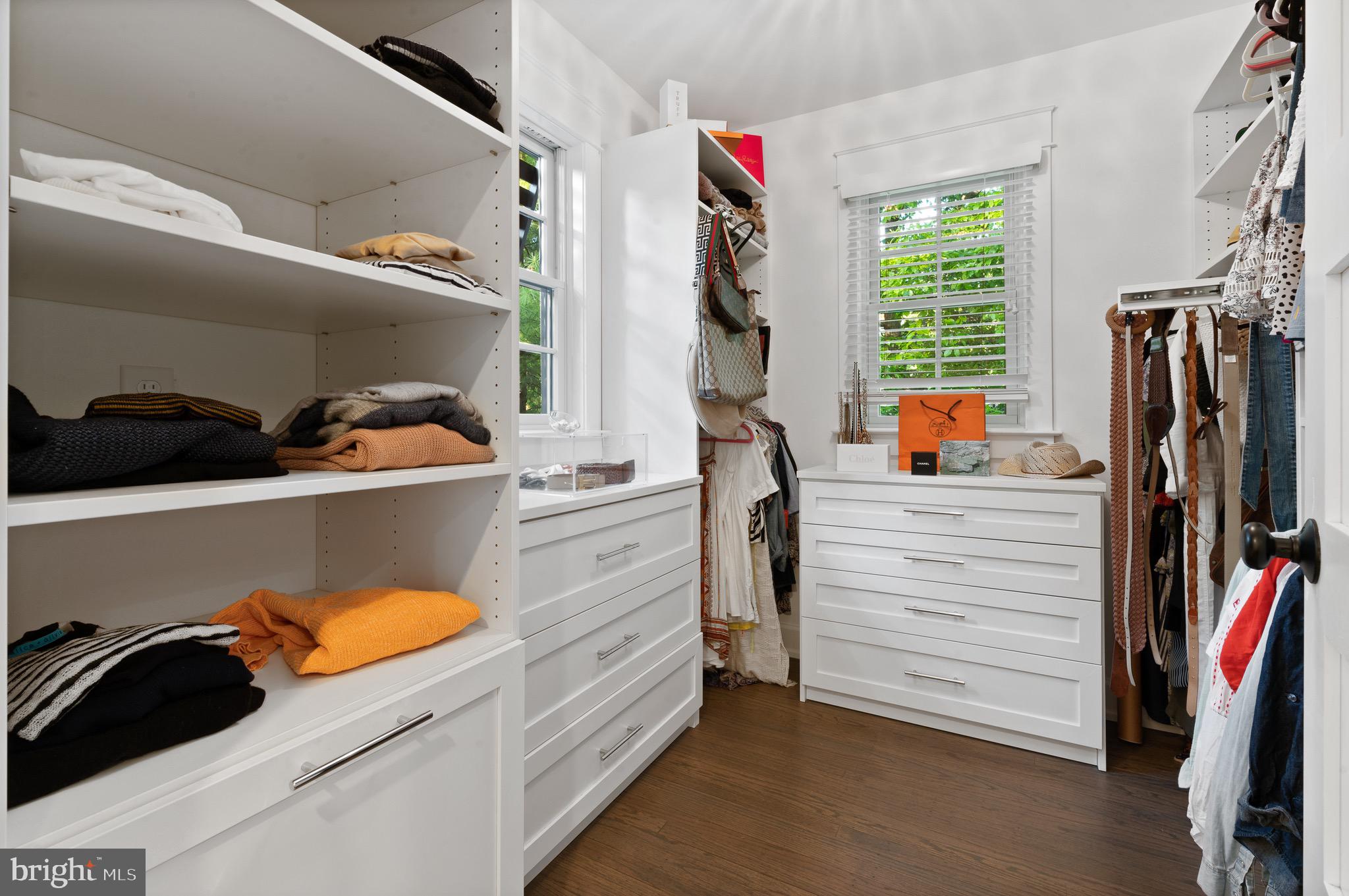 COLONIAL VILLAGE - Residential