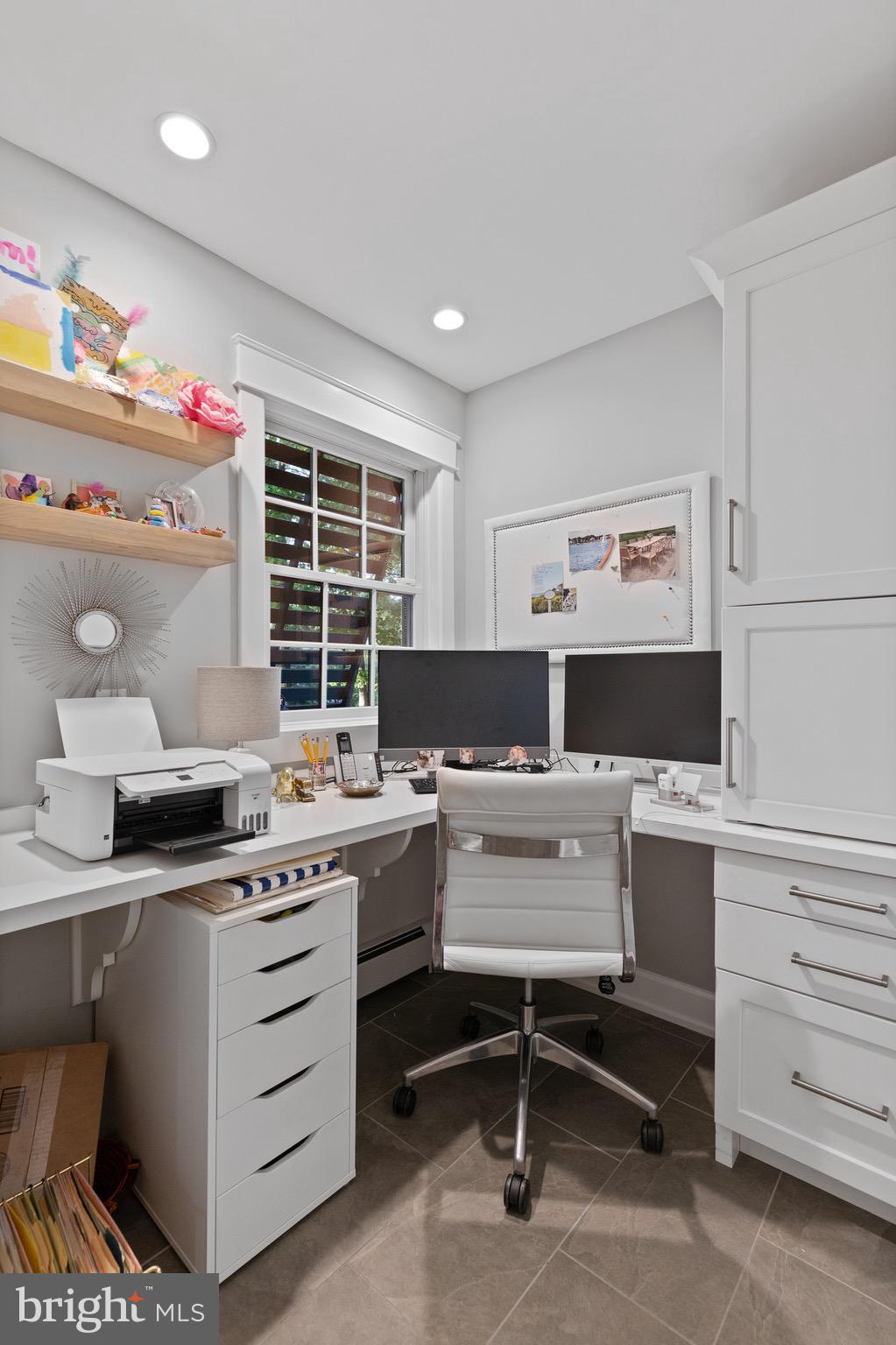 COLONIAL VILLAGE - Residential