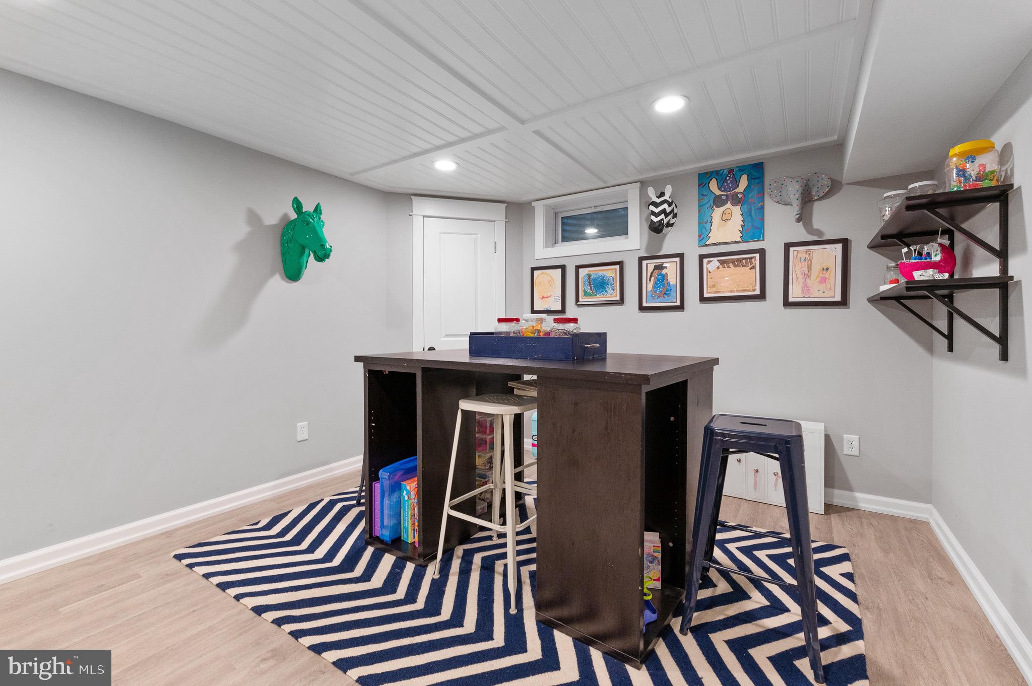 COLONIAL VILLAGE - Residential