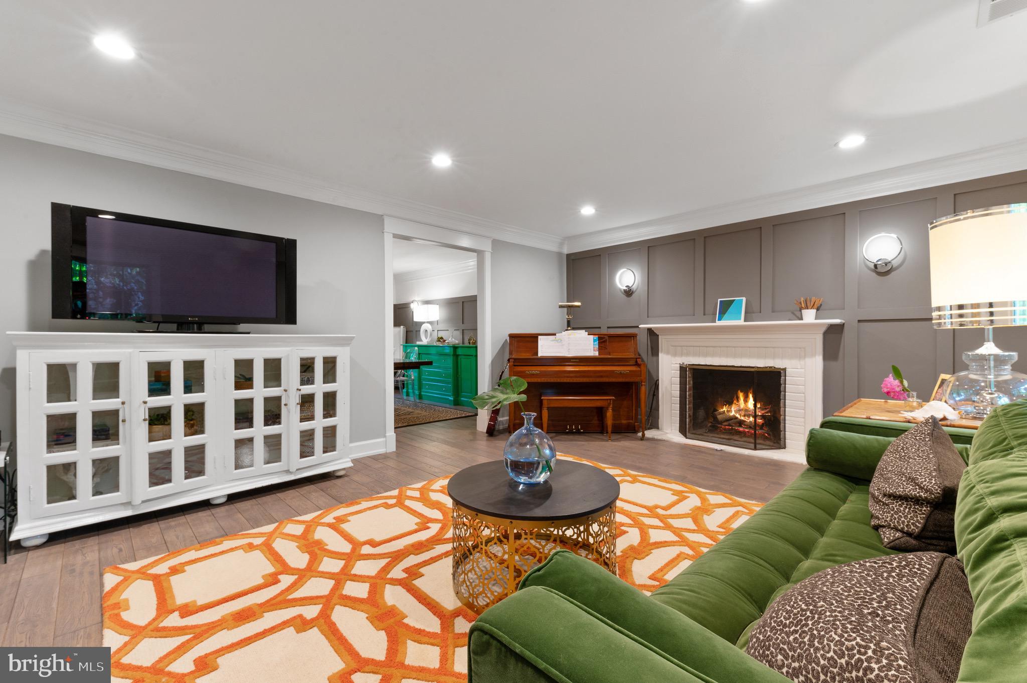 COLONIAL VILLAGE - Residential